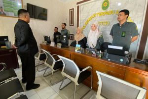 Sekretaris Pengadilan Agama Sidikalang Tekankan Disiplin dan Profesionalisme dalam Morning Briefing PTSP